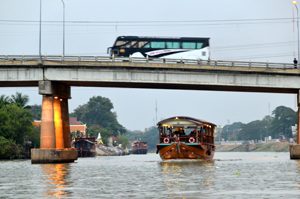 Pasak River cruise boat